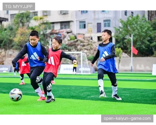 俱乐部举办暑期公益足球课堂 覆盖多所学校，足球公益活动标语